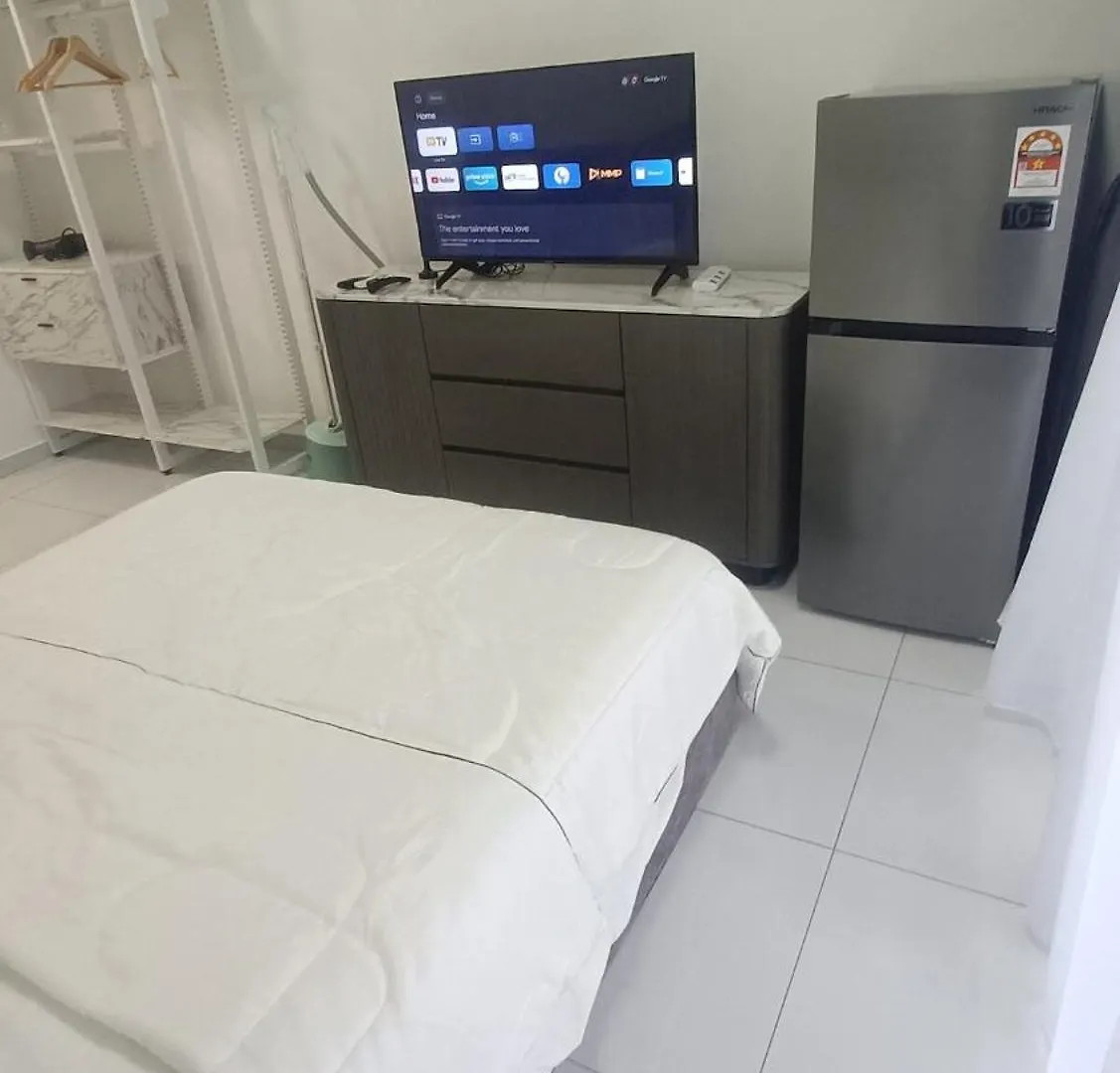 شقة Sky Trees 2 Guests Nflix Balcony Aeon Pool جوهر بهرو