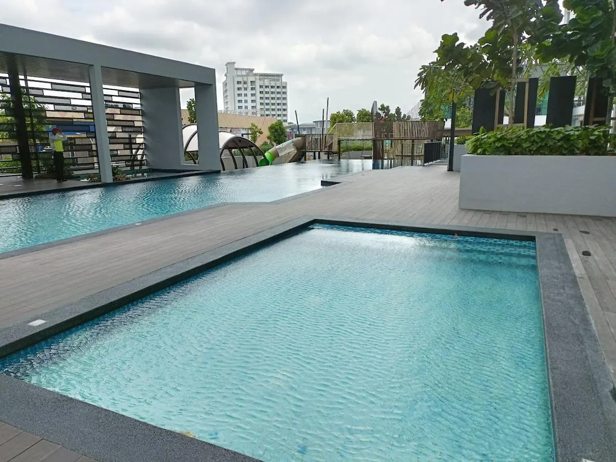 Sky Trees 2 Guests Balcony Garden View Aeon Pool Apartment Johor Bahru